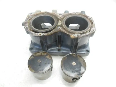 24G23 Yamaha Wave Raider 700 1995 Cylinders Good w Pistons 62T-11311-00-94 - Image 1 of 4