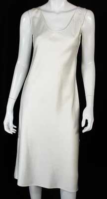 Vestido recto Chanel $2,850 2023 23P nuevo con etiquetas blanco nacarado seda satinado cristal CC 40 Foto 1 de 4