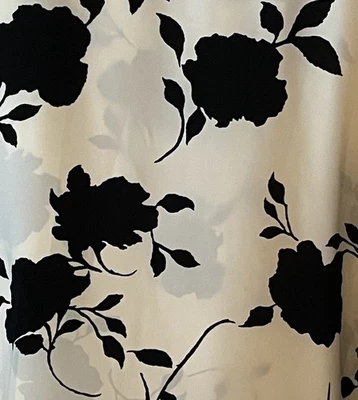 Blusa para mujer Easel negra y blanca apagada floral plisada manga grande ajustada fresca Foto 1 de 4