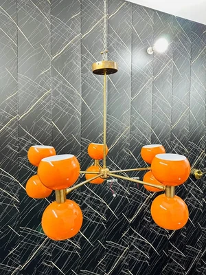 Lámpara de techo retro Mid Century Sputnik de latón y bola naranja Foto 1 de 4
