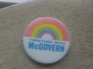 1,75" George McGovern Pin Rückseite Präsident Kampagne Button Regenbogen zusammen mit - Bild 1 von 2