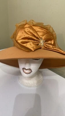 Hermoso sombrero de iglesia/vestido Spice de ML Studio Foto 1 de 4