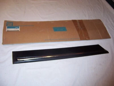 Pontiac Sunbird LH 1991 moldura de puerta trasera nuevo de stock Foto 1 de 4