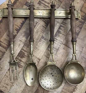 5 piezas utensilios de cocina de latón asas de madera + estante de pared cucharón cuchara rústico tenedor de colección - Imagen 1 de 5