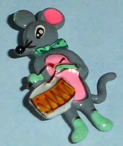 Vintage süße graue Maus spielt Trommeln Brosche Anstecknadel glänzend Emaille - Bild 1 von 3
