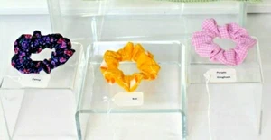 Scrunchies Hecho a Mano Nuevo EE. UU. (Juego 2) Incluye Pensamiento-Koi-Gingham por School's Out - Imagen 1 de 5