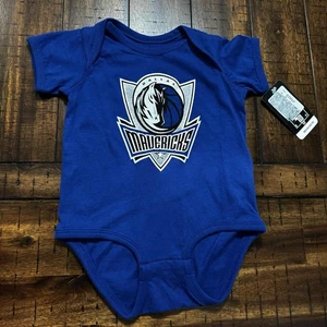 Neu mit Etikett Outer Stuff NBA Dallas Mavericks Body 18 Monate - Bild 1 von 8