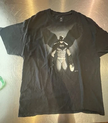 Batman Caballero Oscuro Blanco y Negro Con Calavera Graphitti Diseños XL Foto 1 de 4