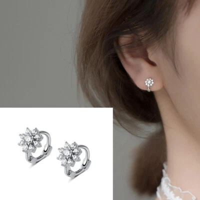 Pendientes de aro Huggie pequeños de plata esterlina 925 con flor de sol circonita cúbica tragus Foto 1 de 4