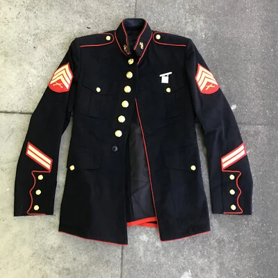 US Marines USMC Vestido Azul Uniforme Hombres Chaqueta Abrigo Cuello Botones Cinturón Rifle Pin Foto 1 de 4