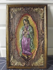 ÚNICA LÁMINA BRILLANTE TEXTURIZADA COLORIDA ENMARCADA 13" POR 21" ICONO DAMA DE GUADALUPA - Imagen 1 de 5