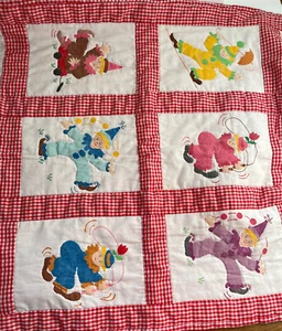 Vintage Handarbeit Babydecke Schoßdecke bemalt Clowns Primärfarben - Bild 1 von 10