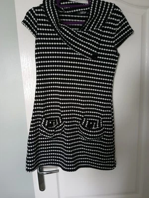size 8 knitted style quiz black and white front pockets dress - Image 1 of 4