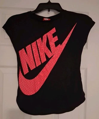 *Nike* Camiseta Niñas, Talla Mediana, Negra, Logo Rosa Neón, Mangas Cortas Foto 1 de 4