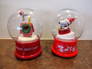 SET OF 2 GEMMY PEANUTS/SNOOPY/WOODSTOCK CHRISTMAS MUSICAL SNOW GLOBES - Picture 1 of 13