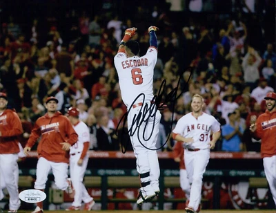 Foto mate firmada por Yunel Escobar de los Ángeles de Los Ángeles 8x10 autenticada por JSA Foto 1 de 2