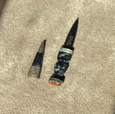 daga antigua negra incrustación de piedra antigua renacentista/medieval con funda Foto 1 de 4