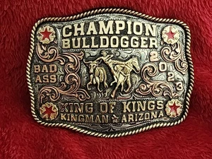 Fibbia Bad Ass Bulldogging Champion Rodeo Trophy☆Kingman Arizona☆2023☆Rara☆573 - Foto 1 di 15