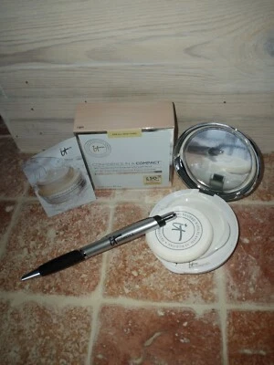 IT Cosmetics Confidence in a Compact LIGHT Solid Serum Foundation New in Box - Image 1 of 4