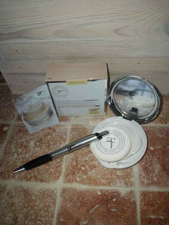 IT Cosmetics Confidence in a Compact LIGHT Solid Serum Foundation New in Box - Image 1 of 4