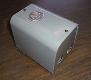 Interruttore a batteria retromarcia Allen Bradley 350-BAV-B nuovo - Foto 1 di 10