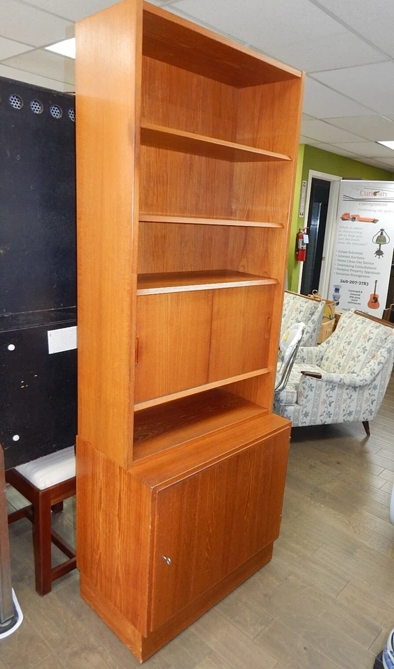 Mid Century Hundvad Dinamarca madera de teca estante gabinete estantería mcm Foto 1 de 4
