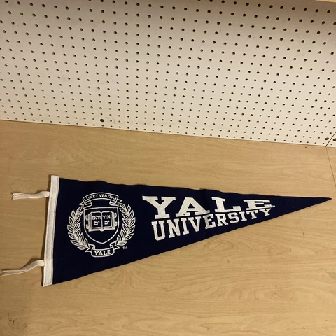 Yale University Bulldogs NCAA BASKETBALL COLLEGIATE VINTAGE RETRO WOOL PENNANT Cover