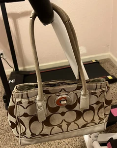 Kleine bis mittelgroße Coach Handtasche - Bild 1 von 10