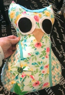 HECHO A MANO Grande Azul Rosa Floral Algodón FIGURA BÚHO ALMOHADA Cama CASA CHIC Bebé Foto 1 de 4