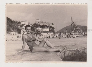 Hübsche attraktive junge Frau Strand Bikini Badeanzug weiblicher Schnappschuss altes Foto - Bild 1 von 1