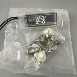 License Plate Light For 1988-1998 Chevrolet C1500/K2500 - Foto 1 di 3