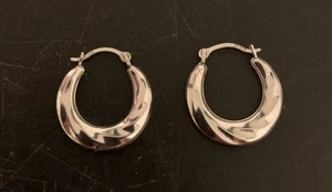 Vintage 10k White Gold Hoop Earrings Polished Shrimp Ribbed Huggie Dainty Child - Picture 1 of 5