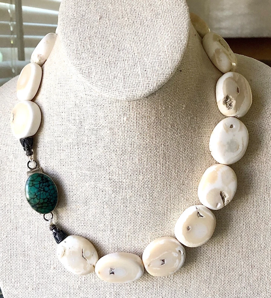 Collar Vintage Tibetano Blanco Coral + Gemas Turquesa Hubei en Plata Tibetana Foto 1 de 4