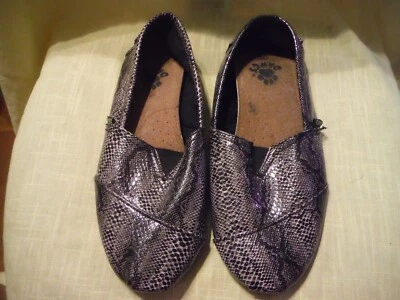 ZAPATOS SIN CORDONES DAWGS MUJER KAYMAN DISEÑO PIEL SERPIENTE PLATA ESCARCHA TALLA 10 USADOS Foto 1 de 4