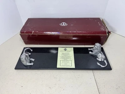 Tábua de servir Arthur Court 2 alças de leão DBL granito preto nova - Imagem 1 de 4