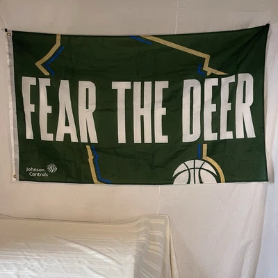 Milwaukee Bucks "Fear the Deer" 60 x 35 Bandera Johnson Controles Foto 1 de 4
