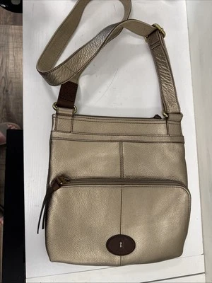 Bolso Bandolera Fossil Morgan Metálico Dorado Guijarro Cuero Logo Ajustable Foto 1 de 4