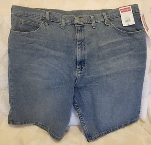Men's Wrangler Five Pocket Relaxed Fit 10" Inseam Medium Denim Shorts Size 44 - Picture 1 of 2