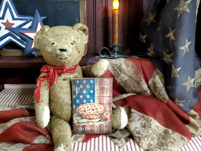 OLD VINTAGE COLONIAL PRIMITIVE STYLE AMERICAN FLAG WITH APPLE PIE  WOOD SIGN - Image 1 of 4