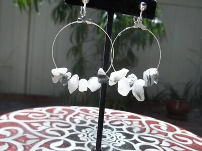 华丽的灰色和白色不对称珠环悬垂夹耳环 — 第 1/4 张图片