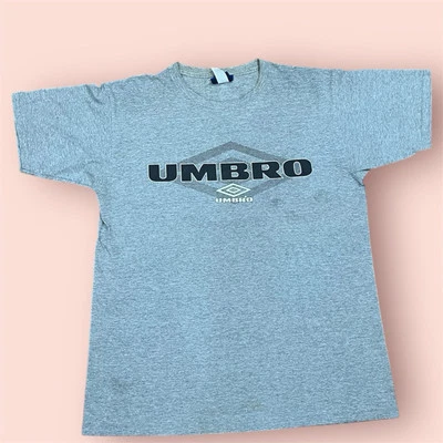 Camiseta gris de fútbol americano con logotipo central UMBRO de colección talla grande para adulto Foto 1 de 4