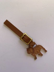 Vintage Mack Trucks Bulldog Uhr Anhänger braun neu aus altem Lagerbestand 5" hoch Zinn - Bild 1 von 5
