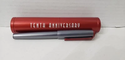 Pluma Estilográfica Decográfica Karas Kustoms - 10º Aniversario Gris/Rojo Foto 1 de 4