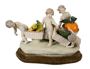 Pieza central de porcelana Capodimonte, niños con cestas de frutas - Imagen 1 de 4