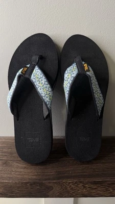 Chanclas TEVA con patrón azul tela superior talla con 6 mush usadas en excelente estado Foto 1 de 4