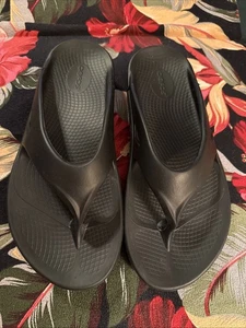 Oofos Original schwarze Flip-Flop Zehenstegsandalen Unisex Herren 10 Damen 12 - Bild 1 von 5