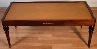 Mesa de centro con ruedas estilo Regency de la década de 1930 con caoba y cuero Foto 1 de 4