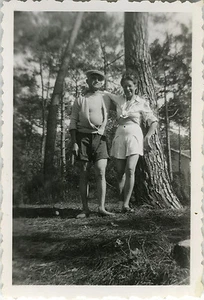 ALTES FOTO - VINTAGE SNAPSHOT - LIEBESPAAR BAUM MODE - LOVERS TREE - Bild 1 von 1