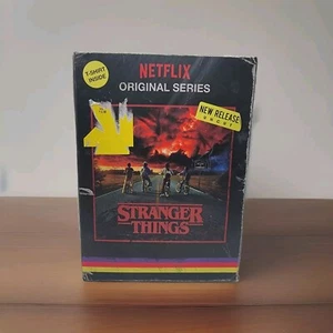 Stranger Things Schwarz Logo Tee-Shirt Neu Größe L Sammlerbox VHS Look - Bild 1 von 4