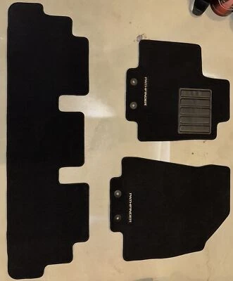 Alfombrillas de carbón Nissan Pathfinder 2013-2015 OEM 1ª, 2ª fila como nuevas Foto 1 de 4